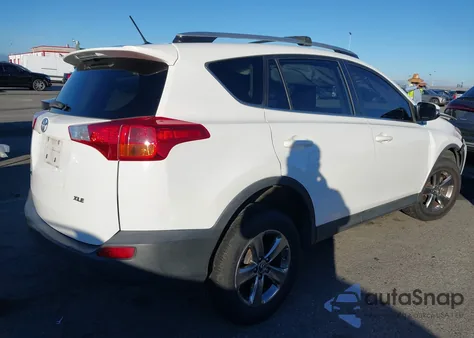 2015 Toyota Rav4 Xle z USA, uszkodzony, nr VIN JTMWFREV2FD056668